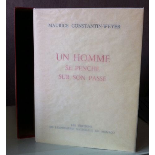 Un Homme Se Penche Sur Son Passe