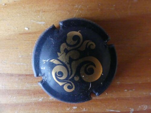 Capsule De Champagne De La Marque "Champagne Vollereaux", Sans Indication De La Marque. Capsule Noire À Décor Doré