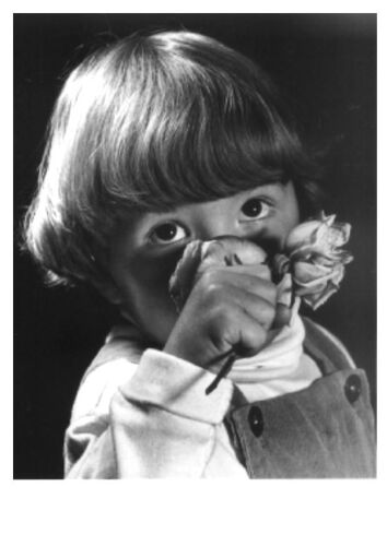 Enfant À La Rose (Photo D'ilse Bing)