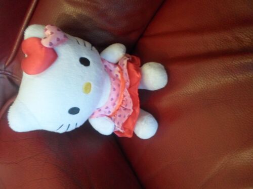 Peluche, Doudou Hello Kitty Avec Robe En Coeur