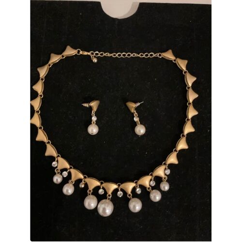 Collier Avec Des Ses Boucles D'oreilles