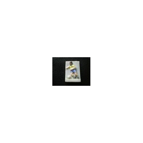 Fève Plate Sur Pied De La Série Football, Alcara Année 1994 = Joueur De Foot En Maillot Jaune Et Short Bleu