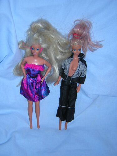 Lot De 2 Poupées Barbies.