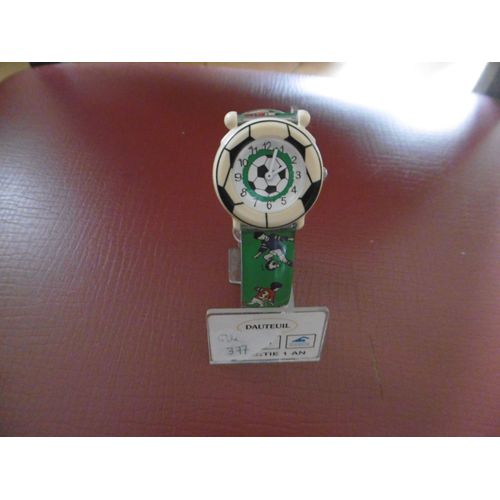 Montre Enfant Analogique Quartz Cadran Fond Blanc Avec Ballon Foot Bracelet Plastique Vert Avec Footballeur Dauteuil E004a04