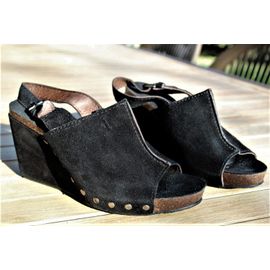 Nu Pieds Minelli (Marque Effacée) En Daim Noir,Joliement Cloutés Sur Un Côté.Pointure Étiquetée':37.Mesure Semelle Interieure:23,5cm.Talons Recouverts En Peau, Hteur:9cm.