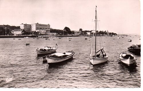 33 Arcachon - Cpsm - Vue Vers Le Grand Hôtel