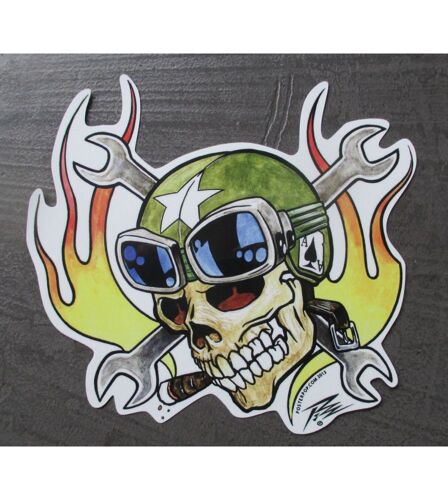 Sticker Crane Avec Casque Vert Kaki Clé Croisée Et Flammes 13.5x12 Cm Autocollant De L'artiste Pizz