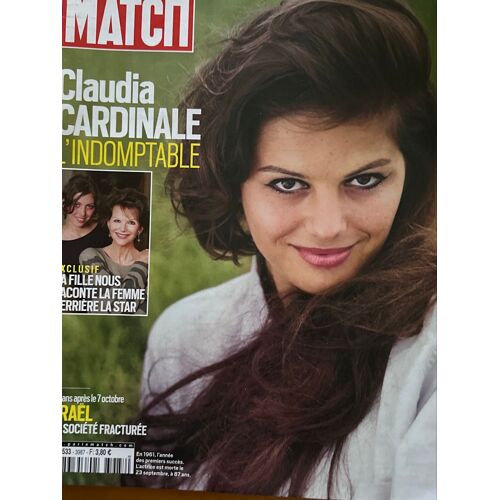 Paris Match 3987 Des 2-8 Octobre 2025. Claudia Cardinale L’Indomptable. Sa Fille Raconte La Femme Derrière La Star. Deux Ans Après Le 7 Octobre Israel, Une Société Fracturée.