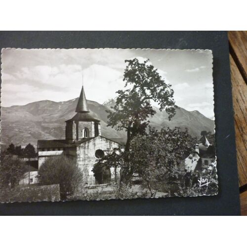 Saint Savin , L'église Et Les Montagnes