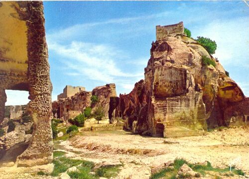 Les Baux ; La Tour Sarrasine Et Le Chateau . B Du R . 1968