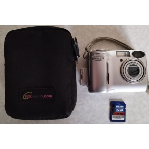 Nikon Coolpix 4600 14 mpix avec sacoche et une carte SD de 512 Mo argenté