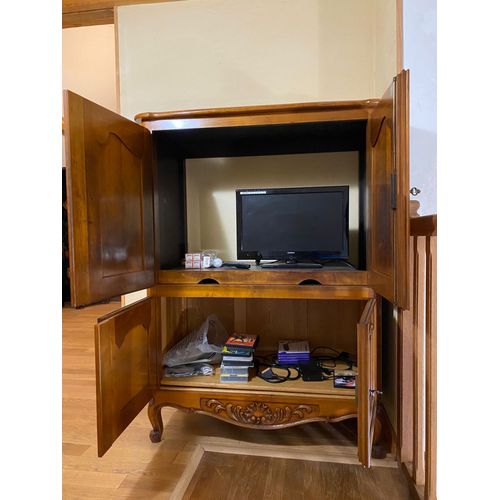 Vente d'un ensemble merisier comprenant un bahut de 220cmx80cmx100 un meuble tv une table ronde à rallonge centrale et 4 chaise cane