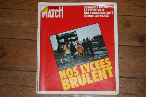 Paris Match 1242 Jean Poiret & Michel Serrault 2p / Yves Montand 2p / Marthe Keller 1/2p / Sheila & Ringo 4p / Nixon 2p / Charlie Chaplin 2p / Tabarly Par Kersauson 2p / Sylvie Vartan & Johnny Hallyday 2p / Aldrin 4p 1242