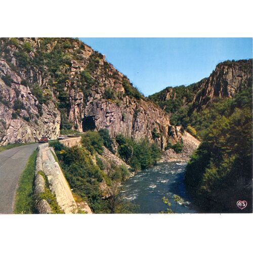 Chouvigny  . Le Tunnel Routier . Puy De Dome  .1980