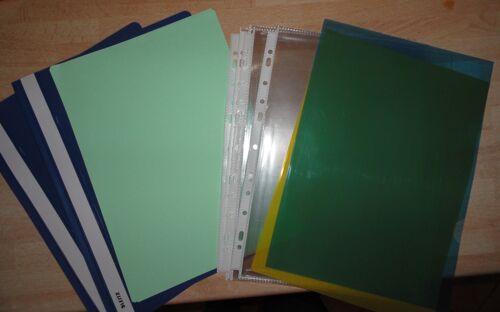 Lot De Fournitures De Bureau : 2 Pochettes À Lamelles Bleues + 2 Pochettes Plastique À Coins( Jaune + Verte)+ Quelques Feuilles Vertes + 4 Pochettes À Classeur Et À Soufflets Transparentes - Format A4