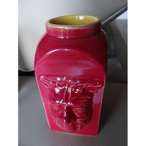 Soliflore Rouge Avec Figure Medievale En Terre Cuite Vernissee...Dim 13 X 6 Cm Plus Figure 2 Cms,