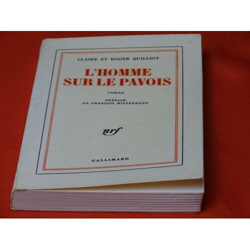 L' Homme Sur Le Pavois . . Roman . . Claire . 1926 - 2005 Et Roger . 1925 - 1998 . . Quilliot . . . Gallimard . 1976 .