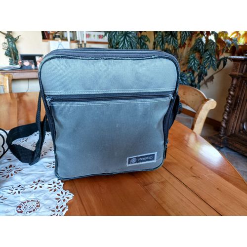 Olympus OM40 + Accessoires: zoom Olympus Zuiko 35x70+Zoom Tokina 70x210+flash Olympus t 20+ Saccoche Fourre tout Posso, le tout en parfait état + tous les documents papier