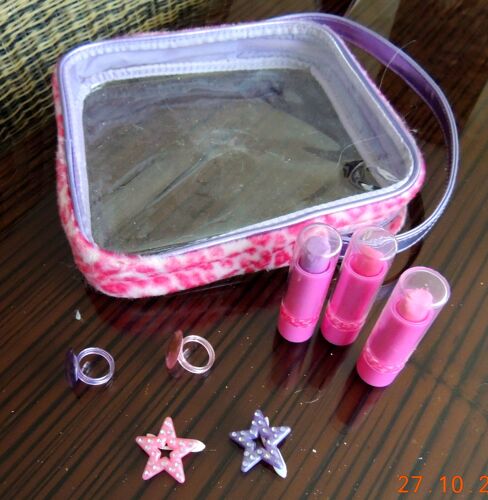 Lot De Bijoux, Maquillages Et Accessoires: 1 Sac, 3 Rouge À Lêvres, 2 Bagues Et 2 Barrettes