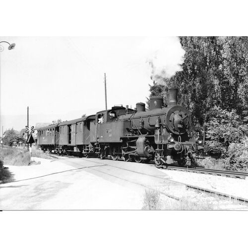 Train Des Cff En Provenance De Divonne Et Arrivant En Gare De Nyon En 1961