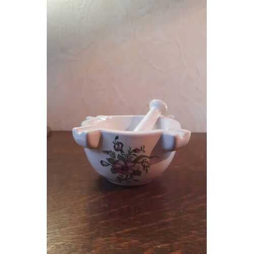 Mortier Et Paillon, En Porcelaine De Moustiers (Provence) Année 1970 Mais Décort Raffiné Et Intemporel Floral Sur Deux Faces. Voir Photos Diamètre 14 Cm, Hauteur 7 Cm, Le Pillon 10cm De Long. P 582 Gr