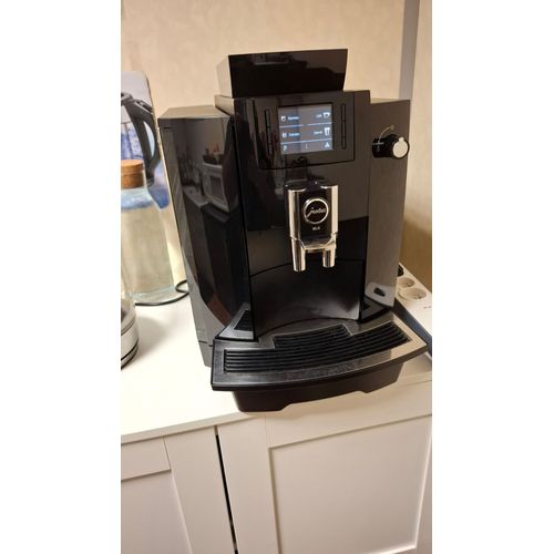 Machine à café JURA WE6 - maîtrise avec brio le registre des classiques, du ristretto au café crème, sans oublier l’espresso.
