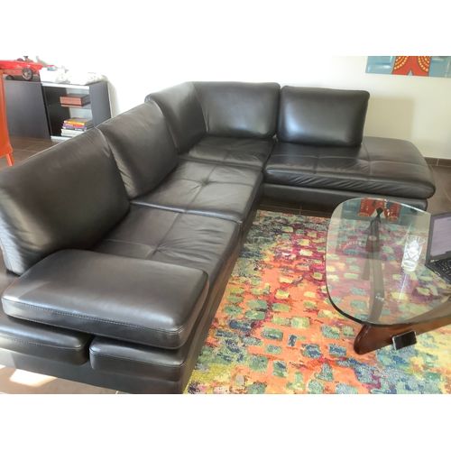 Très grand canapé d'angle en cuir de belle manufacture.