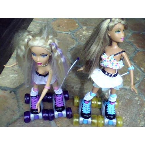 2 Poupée Bratz Rollers ,Patins À Roulettes ,32cm Environ Chacune  (Sans Les Télécommandes)  - Années 2000
