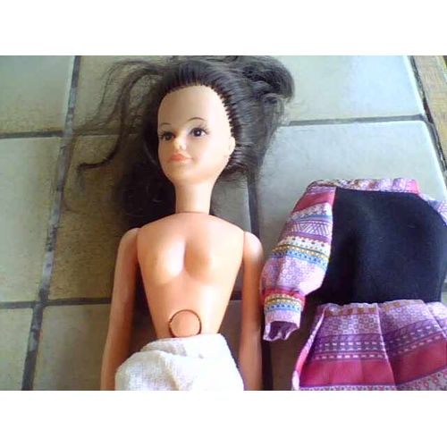 Poupée Mannequin Bella 31 07 - Mèche De Cheveux  Qui S'allonge - Brune -Yeux Noirs + Culotte Et Robe -