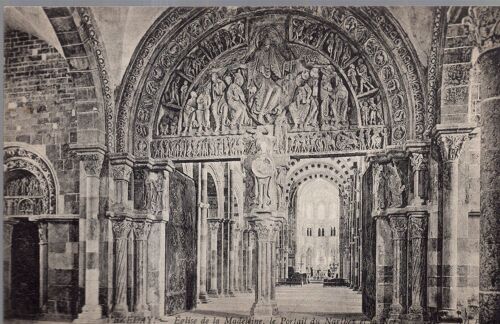 Carte Postale De Vézelay (Yonne) Basilique De La Madeleine : Le Portail Du Narthex Et La Nef