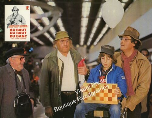 Au Bout Du Bout Du Banc: Jeu De 16 Photos D'exploitation Cinématographique -Format 21x27 Cm-De Peter Kassovitz Avec Victor Lanoux, Jane Birkin, Georges Wilson, Mathieu Kassovitz, Patrick Chesnais 1978