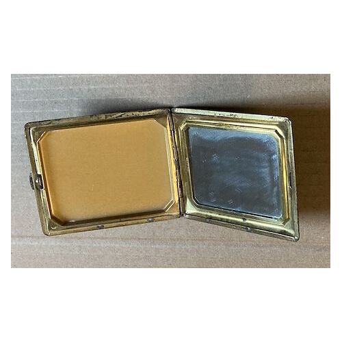 Ancien Poudrier De Poche (8x7,5 Cm) (Marques D'accrocs Sur La Face Externe, Derrière La Glace)