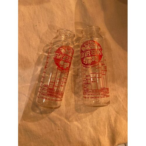 Anciens Biberons En Verre 240 Ml Pyrex. Decor Rouge.