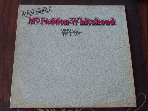 Sing Out  (Version 5'25)  /  Tell Me  (Version 4'00)  1984  France  (Funk)