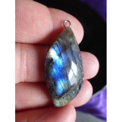 Pendentif En Labradorite Bleu Et Gris Avec Reflets - 4.5 Cm Avec L'accroche En Métal. Magnifiques Couleurs Avec Superbe Transparence À La Lumière. Lot 2402