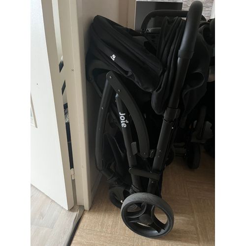Une Poussette Double De La Marque Joie Avec Cosy Intégrer.