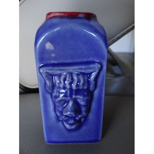 Soliflore bleu Avec Figure Medievale En Terre Cuite Vernissee