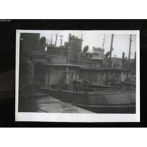 1 Photographie Originale En Noir Et Blanc, D Un Navire À Quai, Observé Attentivement Par Un Homme Avec Long Manteau ( Provenant Des Archives D Un Armateur De Pêche À La Morue De Bègles (Gironde -(...)