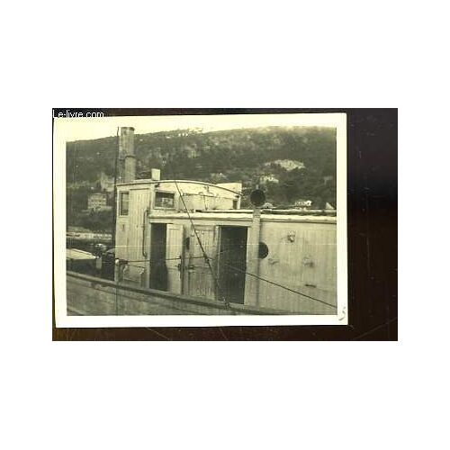 1 Photographie Originale En Noir Et Blanc, De La Cabine D Une Péniche ( Provenant Des Archives D Un Armateur De Pêche À La Morue De Bègles (Gironde - 33)).