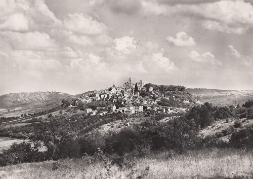 Vezelay (Yonne) Vue D'ensemble De La Ville Couronnée Par Sa Célèbre Basilique. Saint Bernard Y Prêcha La 2è Croisade En 1146