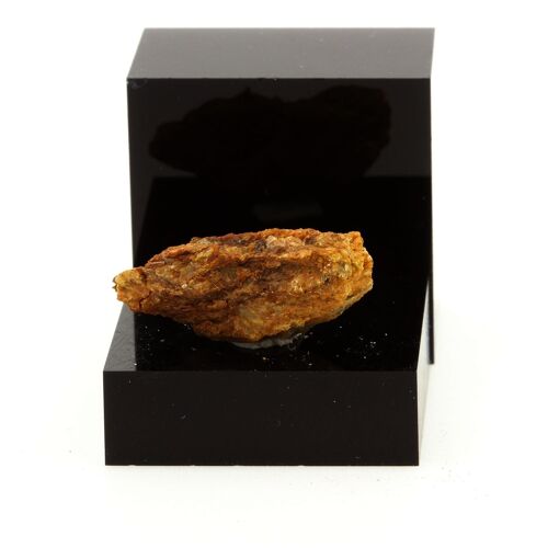 Carpholite. 17.0 Ct. Montauban, Québec, Canada.