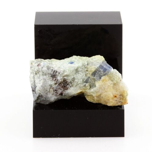 Cyanite Disthène. 55.71 Ct. Pizzo Forno, Ticino, Suisse.