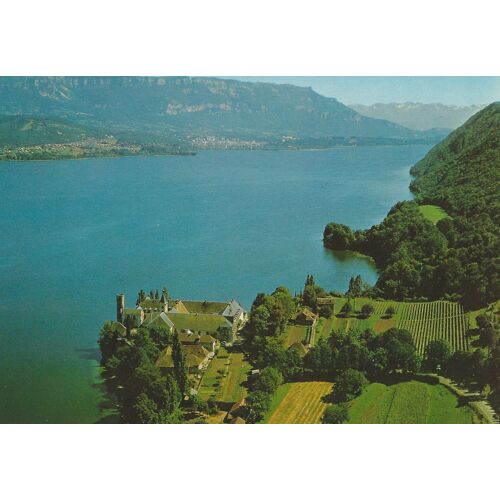 L'abbaye De Hautecombe (Savoie) Et Le Lac Du Bourget ; En Arrière-Plan, Aix-Les-Bains Et Les Massifs Du Revard Et De Belledonne