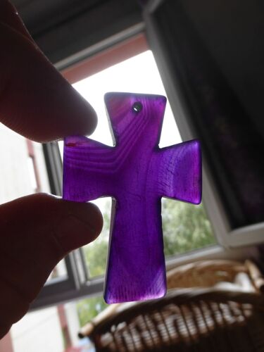 Pendentif Croix De Jésus En Agate. Violet - 5.5x3.8 Cm. Magnifiques Couleurs Et Très Belle Transparence À La Lumière. Lot 2351