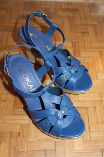 Nu Pieds À Brides Kookai Au Joli Cuir Bleu Vif ,Talons Compensès Faux Bois Et Bordè D'un Fin Liserè Dorè .Pointure Étiquetèe:37.