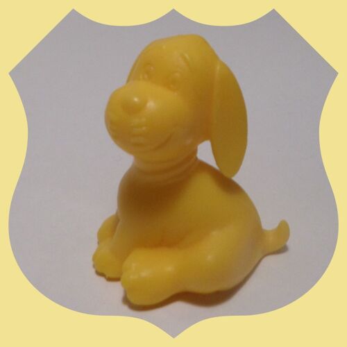 Figurine Les Animaux Domestiques - Chien Assis Jaune - 3cm