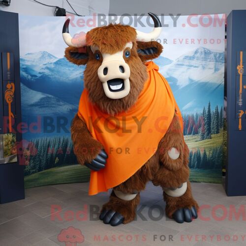 Costume Mascotte Redbrokoly De Bison Orange Personnage Habillé Avec Un Jean Et Des Écharpes