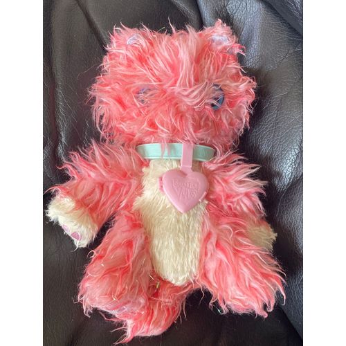 Peluche doudou chat rose yeux bleu et noir collier scruffe toys 22cm