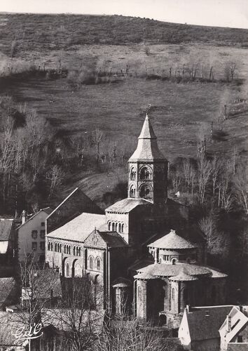 Orcival - Perspective Est Sur L'abside De L'église De Style Roman-Auvergnat Parfait (Xi, Xii Et Xvè Siècles)