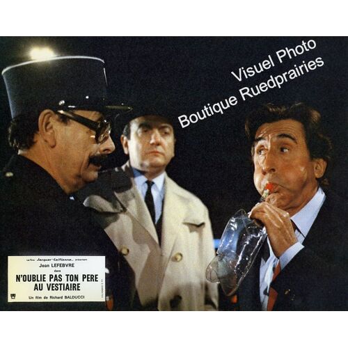 N'oublie Pas Ton Pere Au Vestiaire : Jeu De 8 Photos D'exploitation Cinématographique - Format 21,5x27 Cm - De Richard Balducci Avec Jean Lefebvre, Manuel Gélin, Eric Adjani, Patricia Elig - 1980